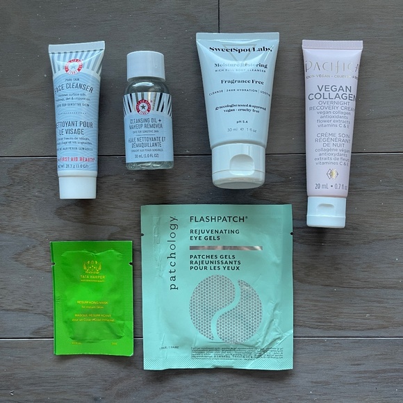 NWT Get Out of Town Bundle: Travel Pouch, Skincare Minis, Packing Guide - Picture 4 of 12